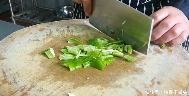 烧鸡|淮扬菜大厨改良员工餐将香菇烧鸡这么做,鲜香微辣,开胃下饭