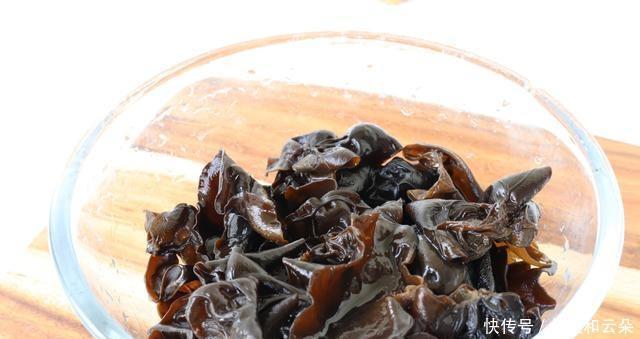  流出|水泡木耳越脏，水里加2，污垢自动流出，1分钟浸泡一盆