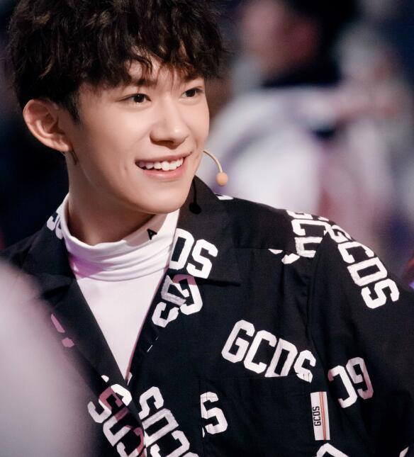  舞者|易烊千玺街舞节目重大失误，大神因他淘汰，还被女舞者质疑眼光