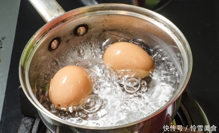 煮出来的鸡蛋|煮鸡蛋时不要只知道加盐了，多加一点它进去，鸡蛋又香又嫩还好剥