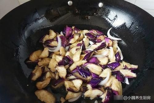  吸油|现在才知道，炒茄子不能先放油厨师教您一招，茄子不吸油不发黑