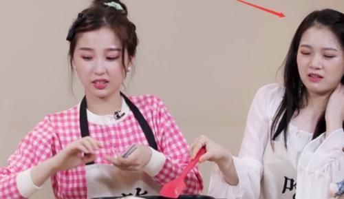 周梓|青你2虞书欣手拿生鱼放入煎锅,谁注意到周梓倩的反应太真实了