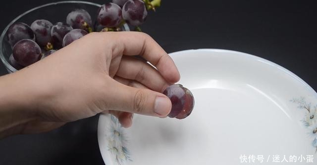  去皮|原来葡萄去皮去籽这么简单，只需一根牙签，轻松解决，方法太棒了