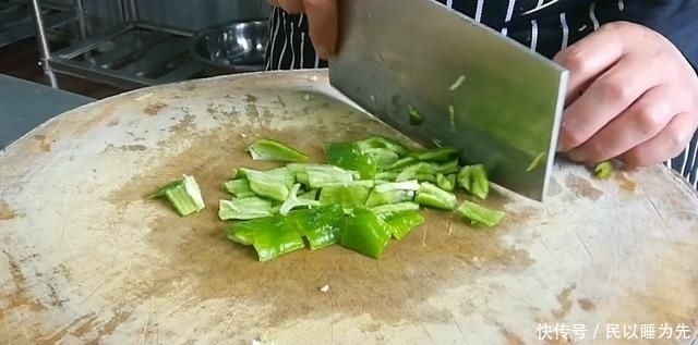 下入锅中|淮扬菜大厨改良员工餐将香菇烧鸡这么做,鲜香微辣,开胃下饭