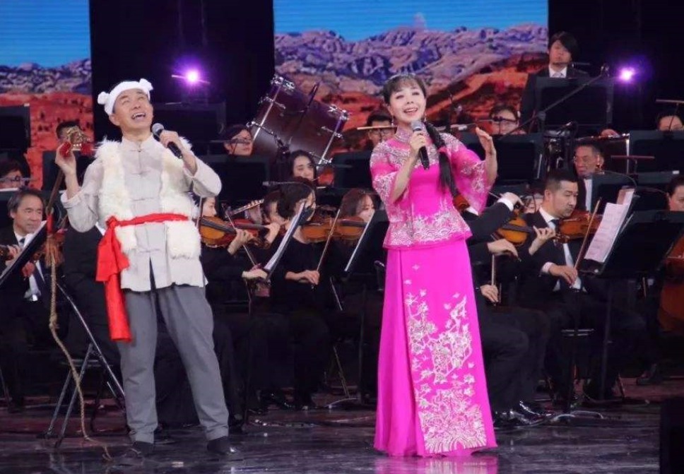  回到|国家一级演员因买不起房，回到农村种田，如今放牛带娃成日常