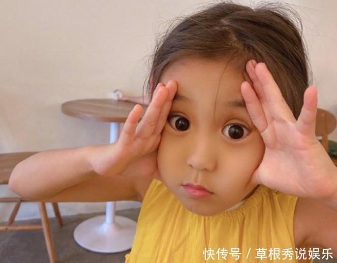 视频|咘咘、波妞陪爸爸去菜场,姐妹两人手牵手,背影超温馨