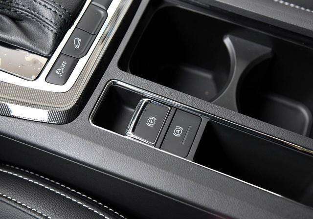  不小心碰到|驾车时遇到电子手刹不良影响究竟会如何，会忽然急刹吗