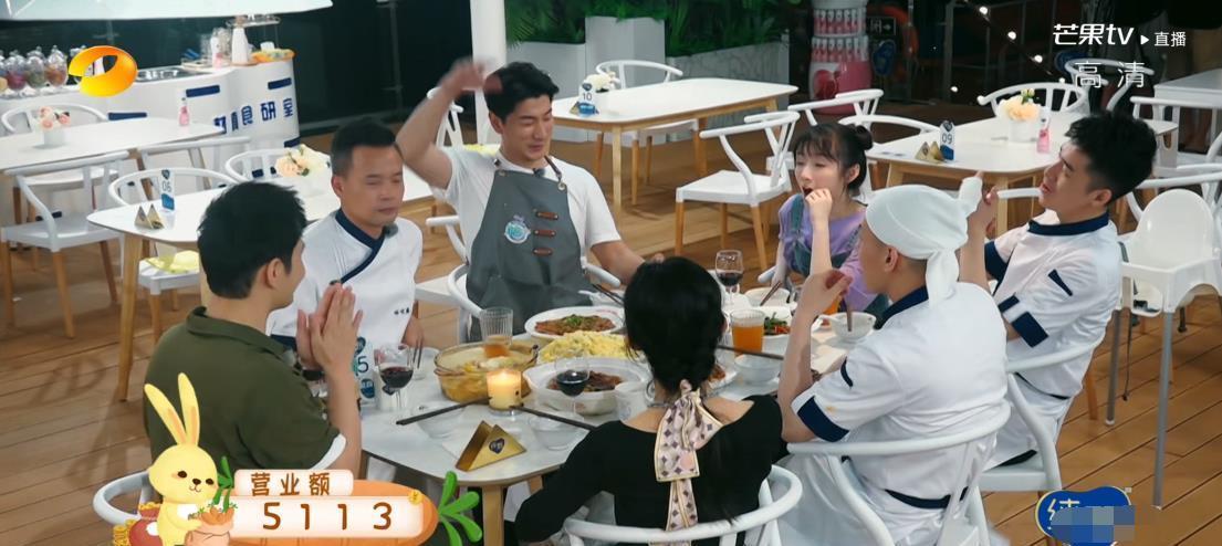 赵丽颖|黄晓明暂退《中餐厅》,赵丽颖接棒压力大爆哭,首位飞行嘉宾亮相