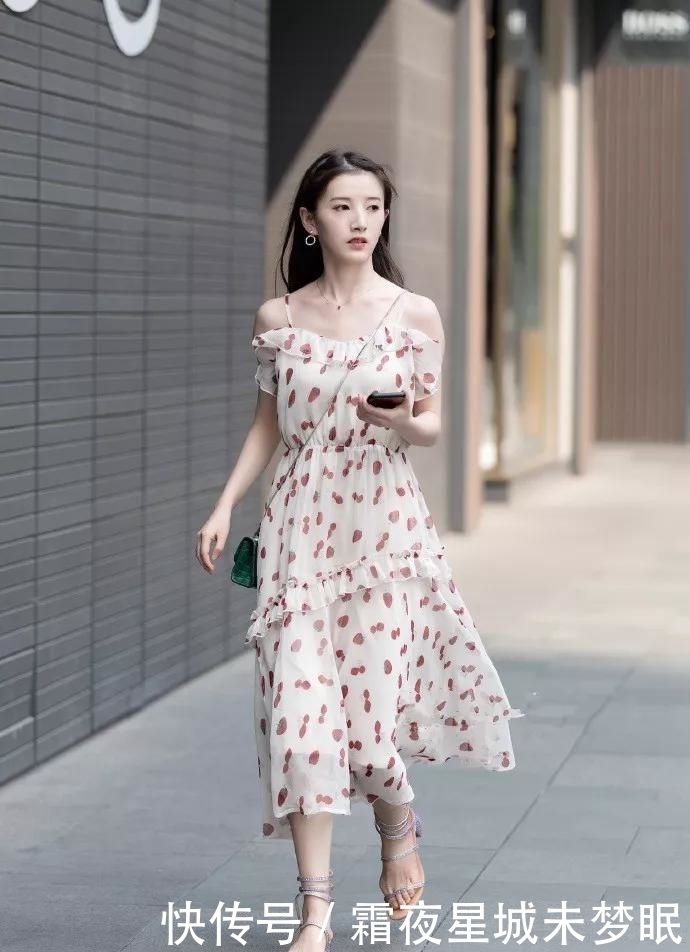 看起来|美女脚上搭配一双浅色系的高跟鞋,很有甜美清新的气质范儿