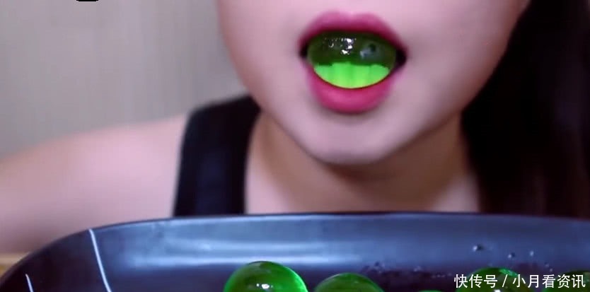 日本|小姐姐挑战日本“巨型葡萄”,挤一挤自动脱皮,吃一口才知有猫腻