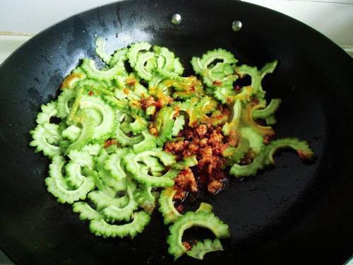  技巧|苦瓜不要直接炒，大厨教你一小技巧，炒出来的苦瓜不苦，更清脆！