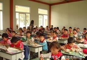 点名|男孩转学后,第一天上课点名,23岁的女老师就脸红了!