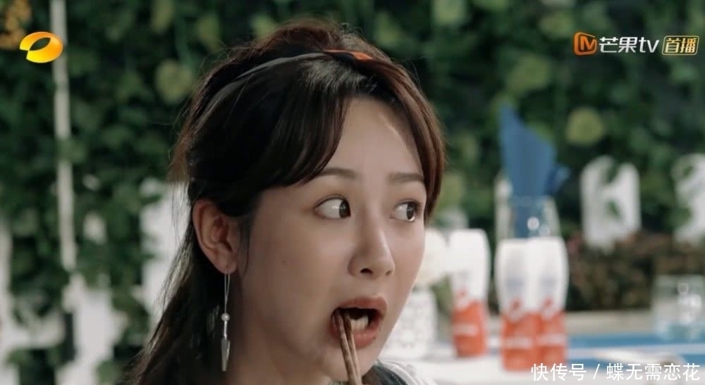 举动|杨紫例会只顾吃肉忘发言,黄晓明瞬间火了,谁注意杨紫救场举动?