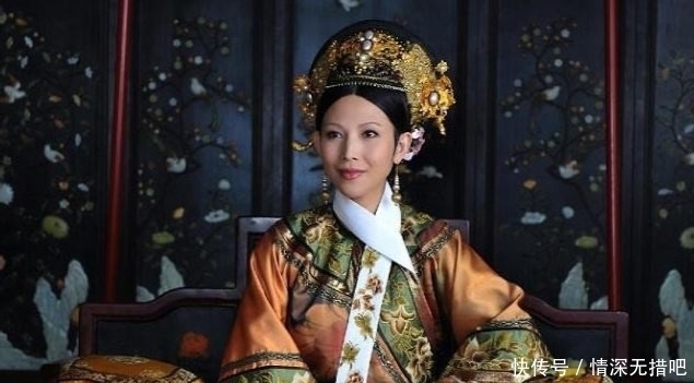 更是|清朝妃嫔系在胸前的白布条,除了装饰之外,其实更是为了方便皇帝