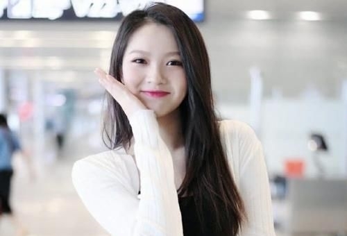  周梓|《青你2》喻言高位出道，有谁注意到台下周梓倩的表情？