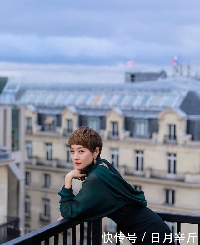 马伊|马伊琍简直是“气质女神”,墨绿色雪纺衫配半裙,尽显知性优雅感!