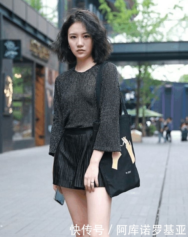 靓丽|迷人靓丽的美女街拍:简约不简单的美女,吸引无数目光