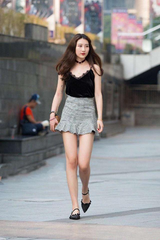 小姐姐|街拍：小姐姐身穿黑色的蕾丝吊带，配上一条灰色棉麻短裙，惊艳路人