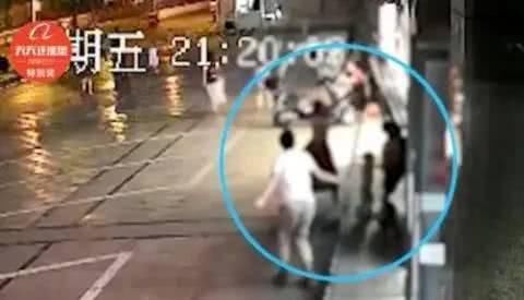  勇敢|临街玻璃门突然倒下勇敢妈妈用手撑扶