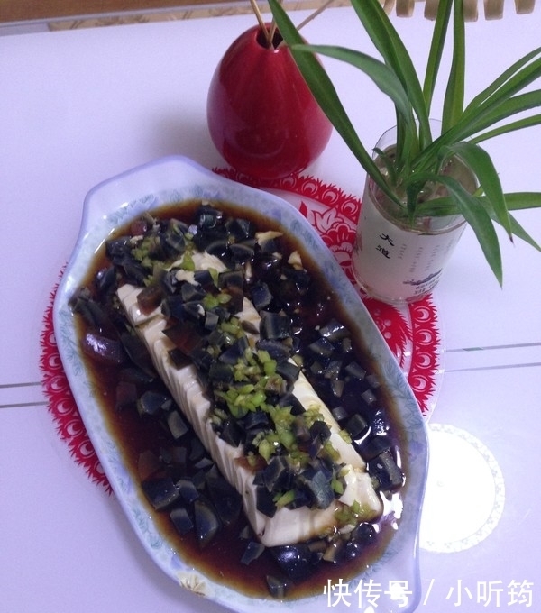 上桌|豆腐这样做最美味,教你这个新吃法，嫩滑鲜美，上桌几分钟被吃光