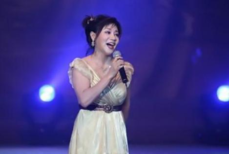 韦唯|出身军人家庭,打败毛阿敏韦唯,三登春晚成名,却遭遇丧夫之痛