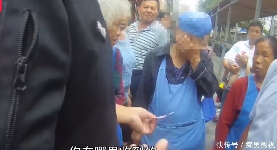 老人|老人进城卖土鸡蛋收到100元假币,过路男子用真钞换假币后默默离开