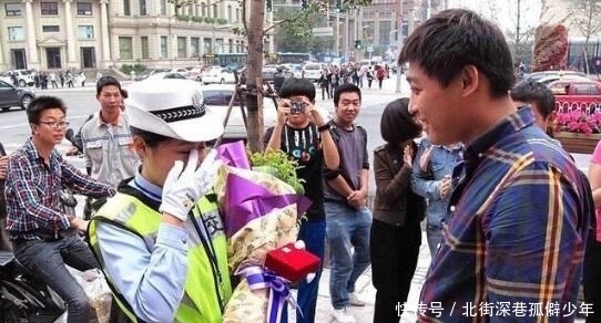  小伙|年轻小伙当街向女警求婚 抱得美人归，网友直呼：大家都要勇敢！