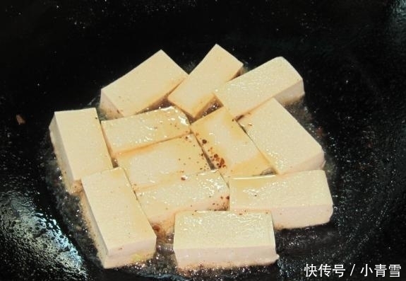 油锅|煎豆腐时, 不要直接下油锅, 多加这一步, 煎的豆腐不碎不粘锅!