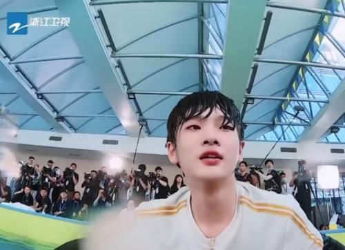节目|上跑男不允许染发周震南遮金发的方式亮了,掉水里那刻笑出猪叫