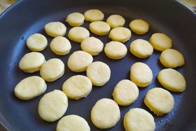  烤箱|1根山药2个鸡蛋，无水无油，无需烤箱的小面包，孩子一吃就是一盘