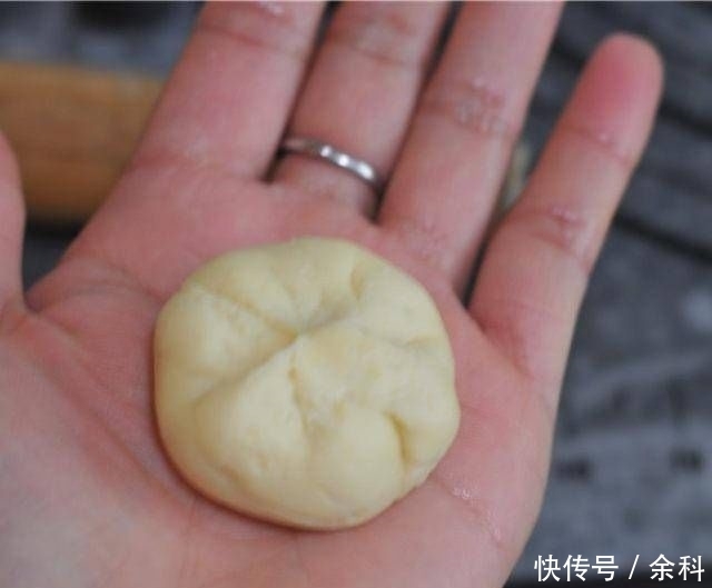 面团|玉米汁蘑菇面包，逼真，甜软上瘾