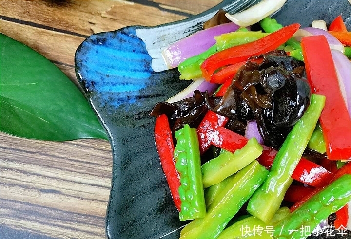 颜色|做苦瓜时,到底要不要焯水?很多人做错,难怪颜色发黄,苦味重