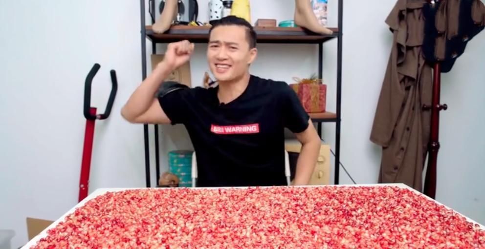 石榴汁|100个石榴能榨多少“汁”男子20分钟榨完,看到分量无语了
