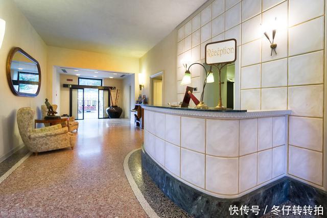 男子|男子与女友酒店发飙，结果床板被弄裂！前台：我也拦不住呀