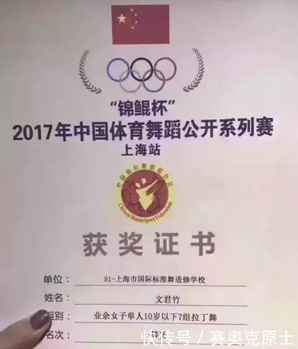  文君竹|马伊琍母女现身机场，大女儿爱马和妈妈一样高，眉眼太像文章