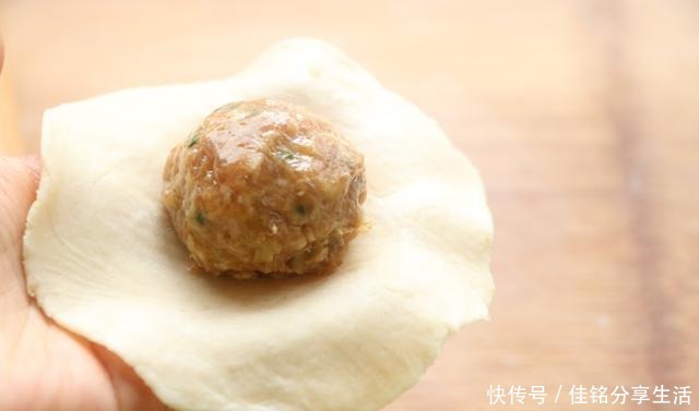 老少皆宜|中式月饼最爱这款,层层酥脆,鲜嫩多汁,做给家人吃,老少皆宜!