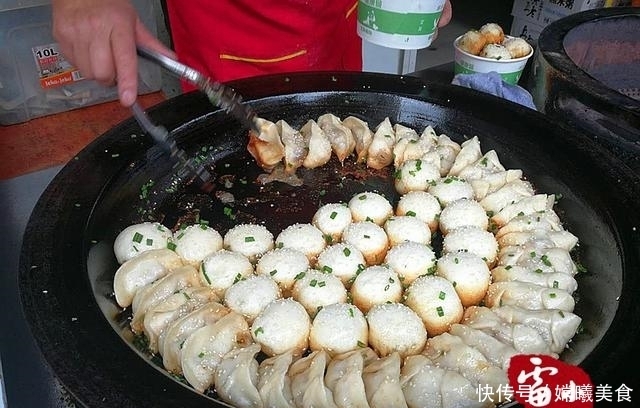 大爷|大爷十年如一日的卖早餐,10块钱1碗,一碗能吃到撑