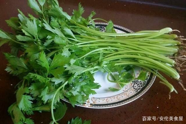  南瓜|秋天，此菜正当季，比南瓜便宜，比豆角好吃，蒸成包子鲜香又美味