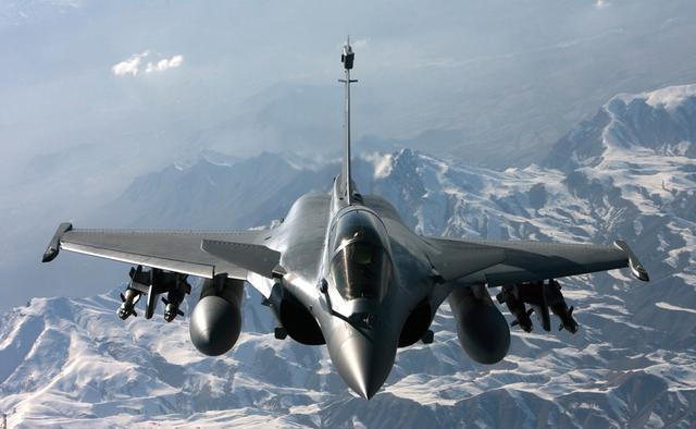 阵风|五架阵风逼近边境挑衅,却被邻国战机一举驱离,莫迪急了抱怨法国