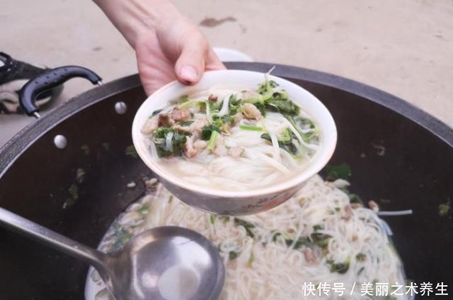 做法|秋天要多吃面条,教你个懒人做法,一锅两个人吃的精光,太香了