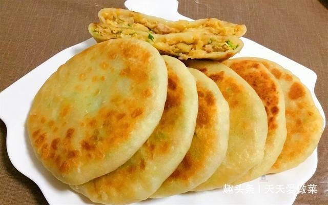 香喷喷|一棵白菜,两碗面,烙出皮薄大馅,香喷喷的白菜饼,真香