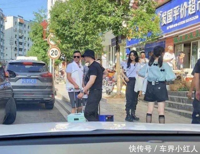 画面|赵丽颖买菜拿笔记账,黄晓明抢她手里的帆布包,两人画面太欢乐