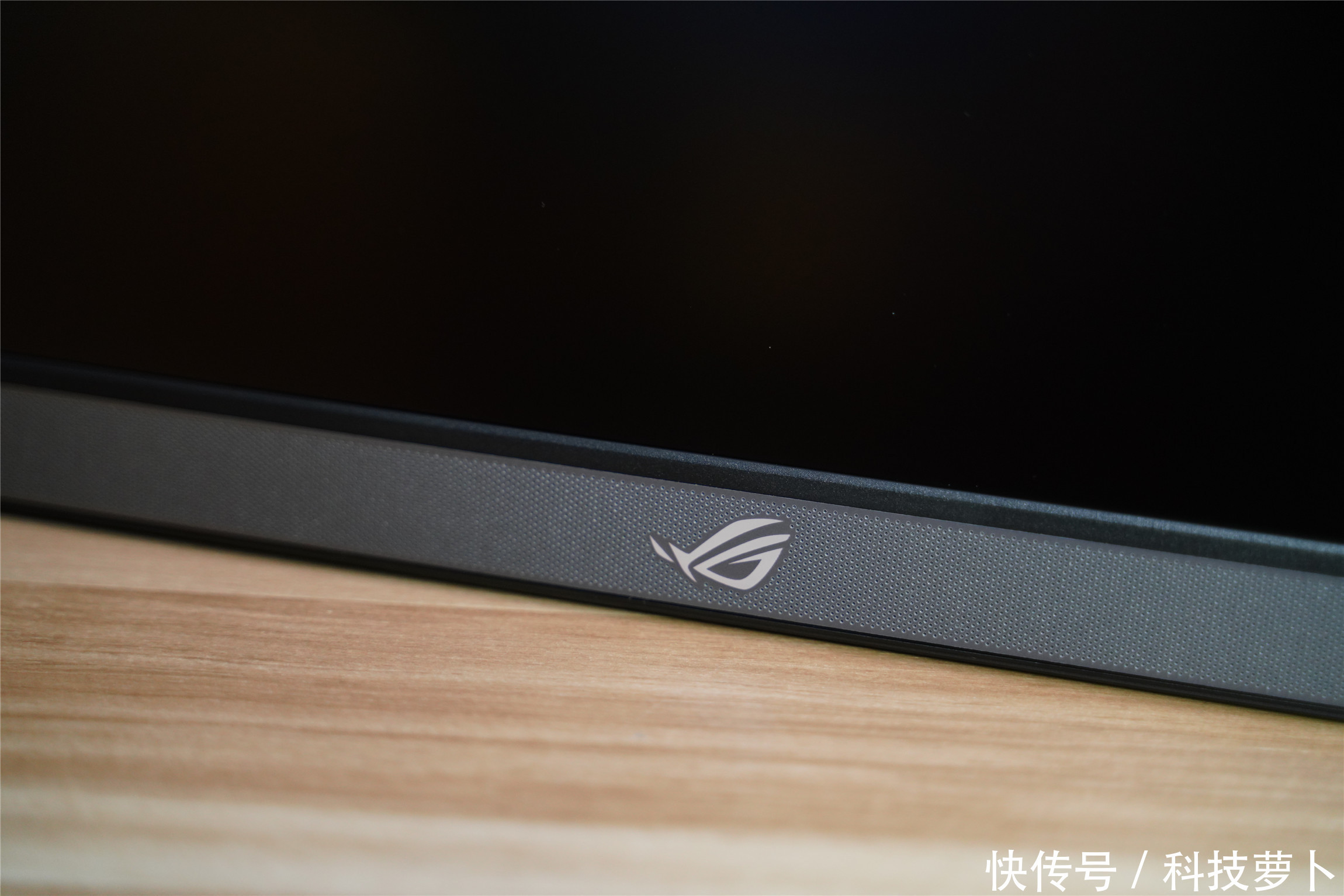 全球|全球首款240Hz+3ms电竞便携显示器,ROG XG17AHP评测
