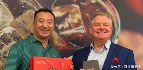 如今|中国第一个喝可乐的人,1979年在长城拍下照片,如今过得怎么样?