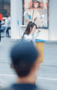 围住|搞笑GIF：带柴犬出门结果被一群妹子围住了