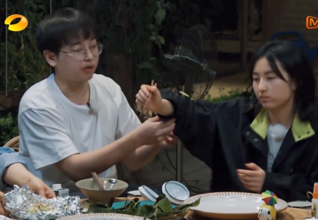 妹妹|张子枫伸手夹菜时,谁注意彭昱畅默默做了啥有女朋友就是不一样