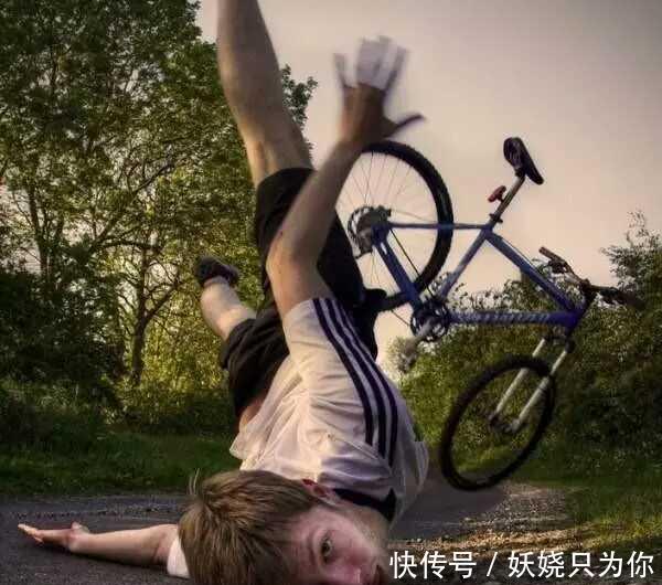 哥们|哥们, 我估计你起来之后脸要废了, 这抓拍真是够准了