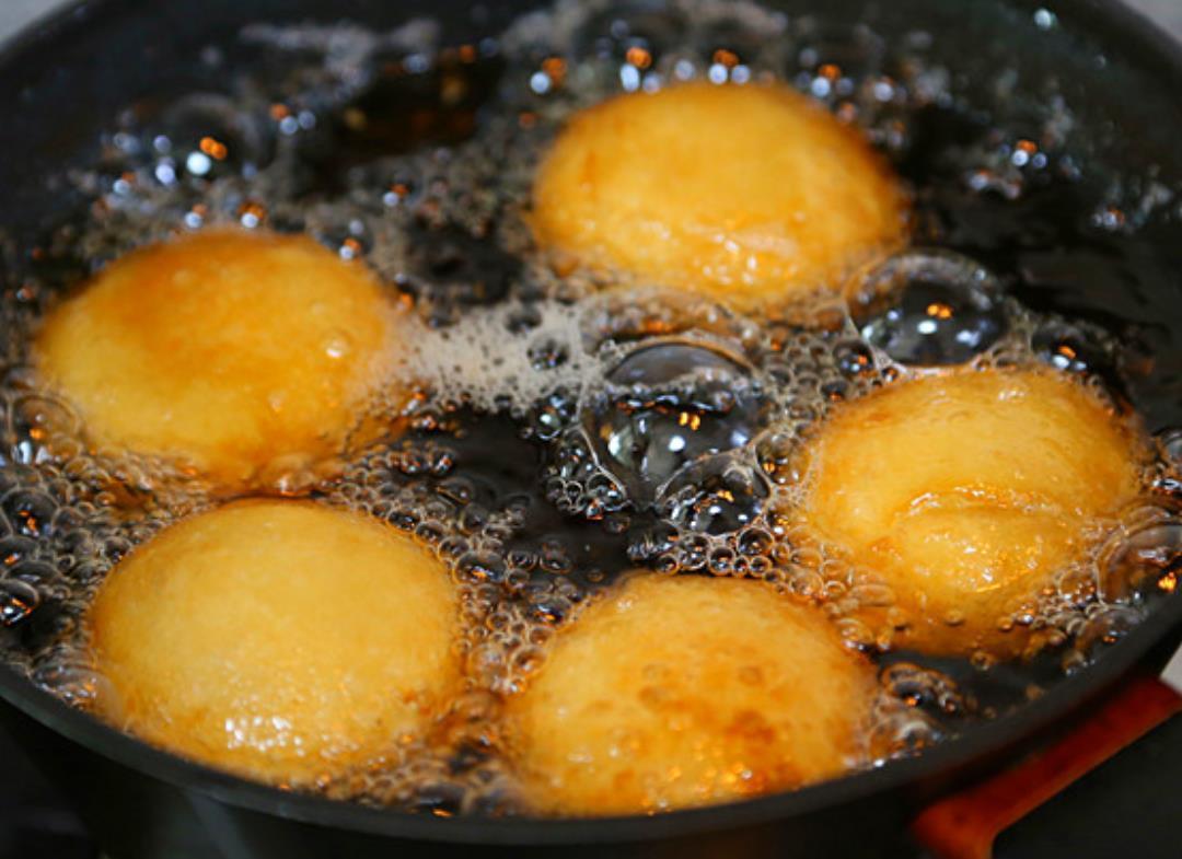 外酥|做炸糖糕,掌握2个技巧,不开裂不漏糖,外酥里软,个个空心