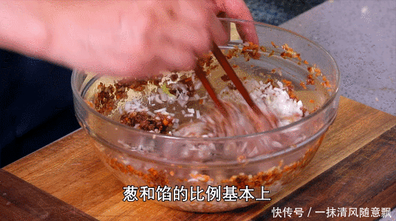 制作|薄脆的冰花煎饺,制作出“冰花”只需要1碗“水”!比煎饺还好吃