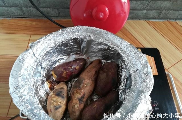 砂锅|烤红薯的家常做法,皮薄肉甜汁多,没有微波炉和烤箱也能做